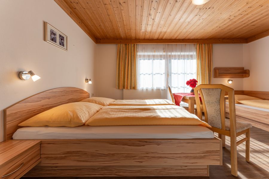 Sommerurlaub in den Bergen – Gemütliches Schlafzimmer und Familienzeit im Landhaus Ederbauer.