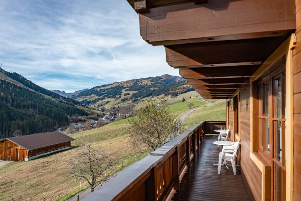 Bergurlaub in Saalbach – Entspannung auf dem Balkon vom Landhaus Ederbauer mit Blick auf die Alpenlandschaft.