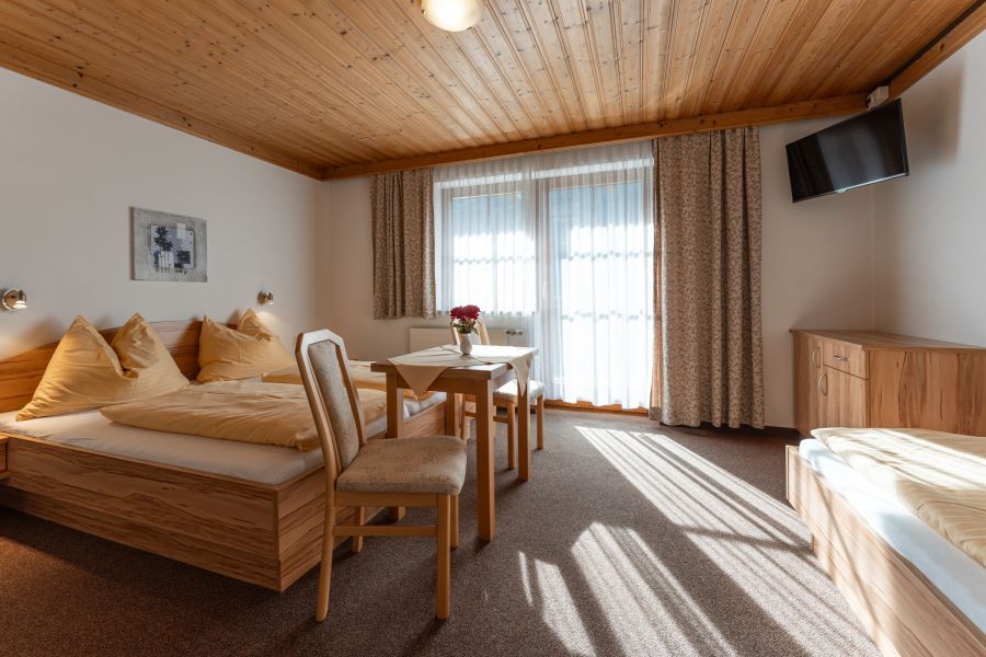 Erholung im Landhaus Ederbauer – Doppelbett, Einzelbett und gemütliches Ambiente für Familien.