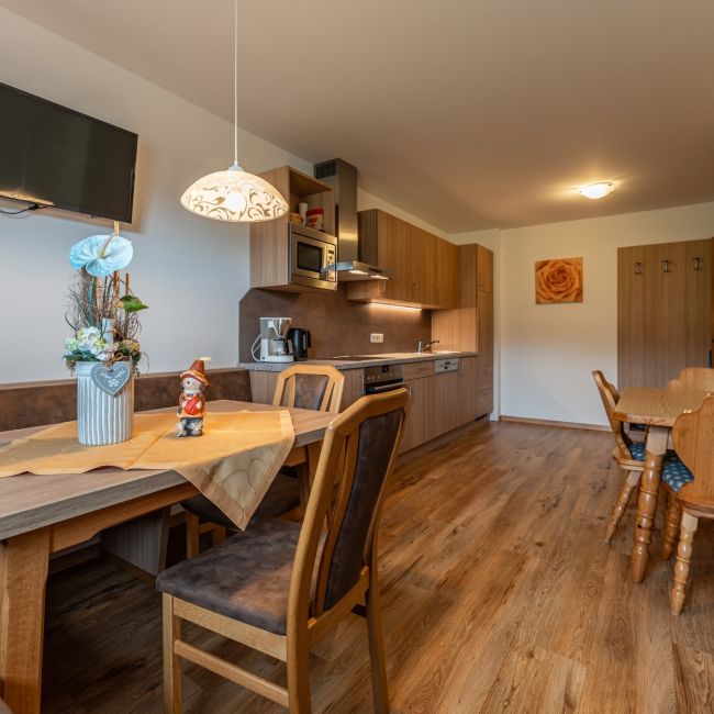 ferienhaus-saalbach-hinterglemm-landhaus-ederbauer-urlaubsfeeling-ederbauer-familie-sommerurlaub-auszeit-kueche-entschleunigung